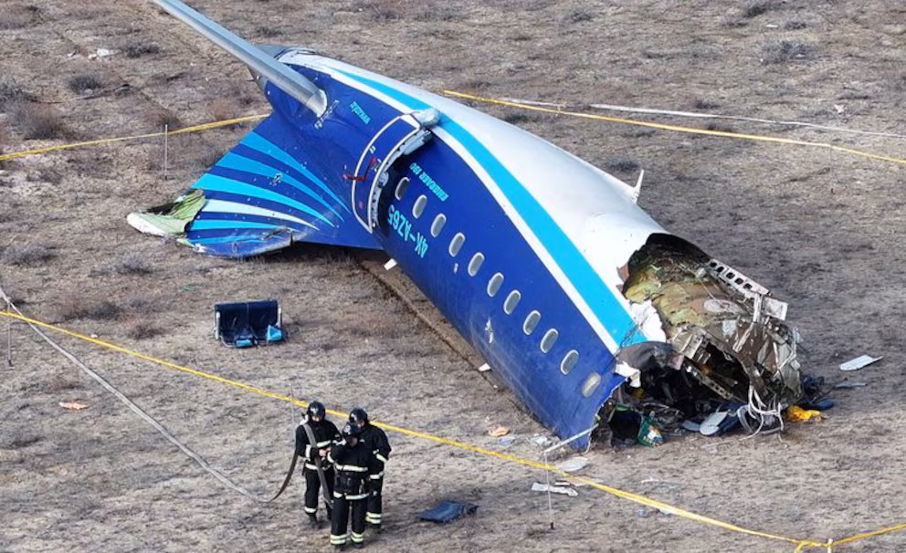 Parte del avión en el lugar donde se estrelló, cerca de la ciudad de Aktau, Kazajistán. 25 de diciembre de 2024 (REUTERS/Azamat Sarsenbayev)