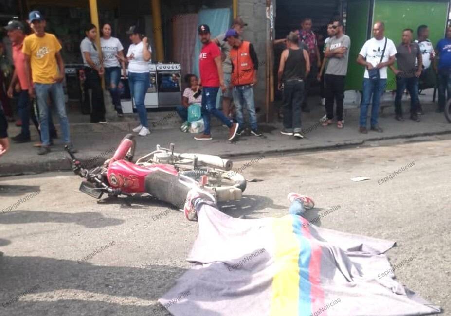 El motorizado fallecido quedó en medio de la vía