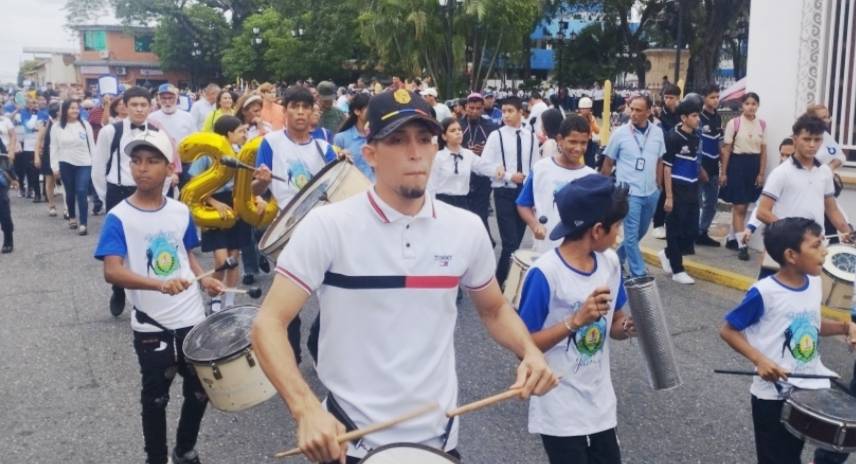 La tradicional Banda Show del liceo cumpleañero