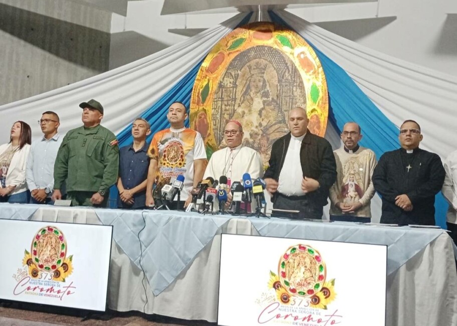 El obispo de Guanare junto al gobernador del estado y demás autoridades presentes